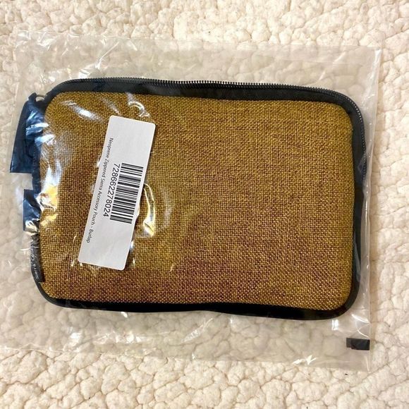 Handbags - 🆕Neoprene zippered Sierra pouch